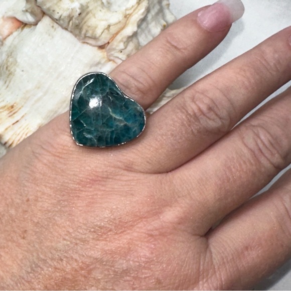Artisan crafted Apatit gemstone heart vintage ring - Picture 3 of 11